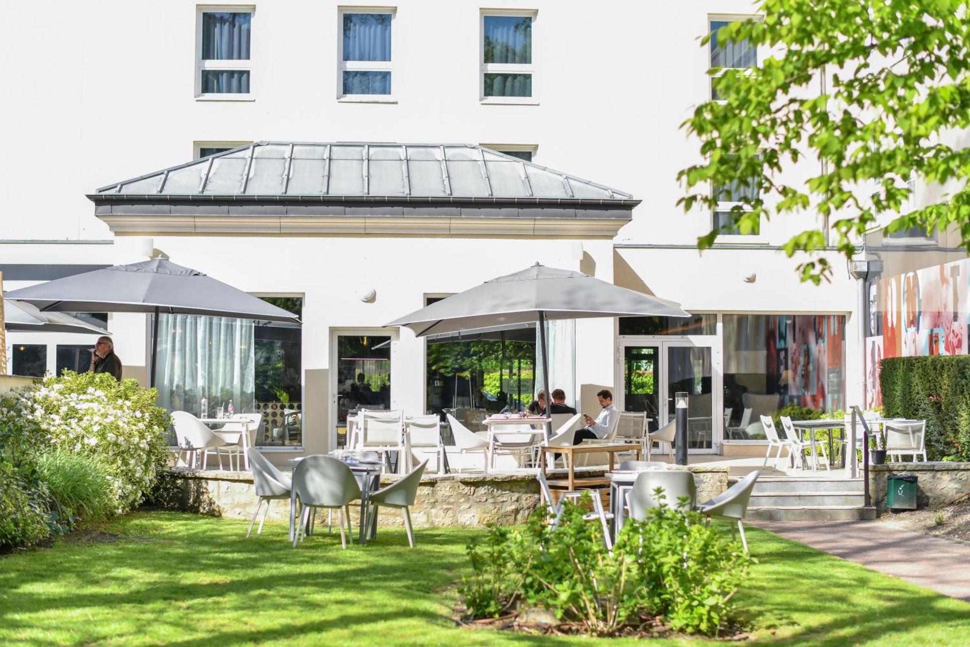 Hotel Mercure Chateau De Fontainebleau Bagian luar foto